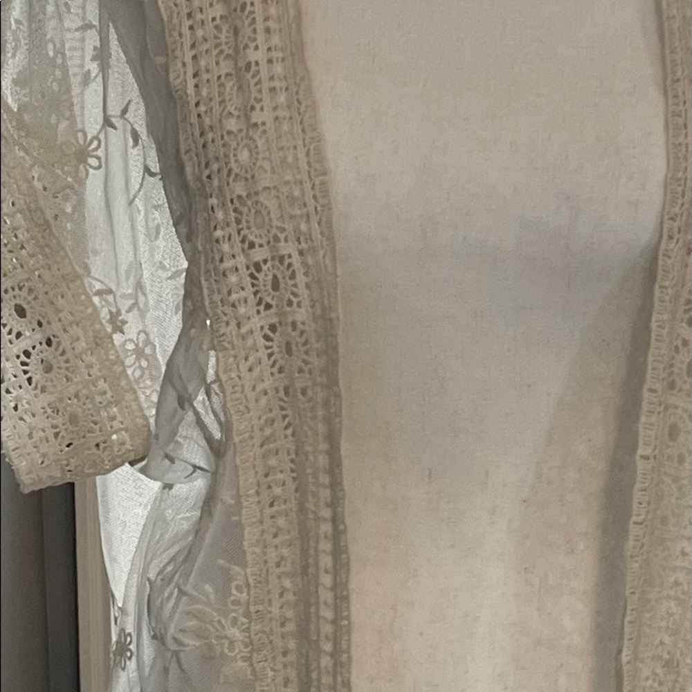 Beautiful lace short sleeve shrug - Picture 2 of 4
